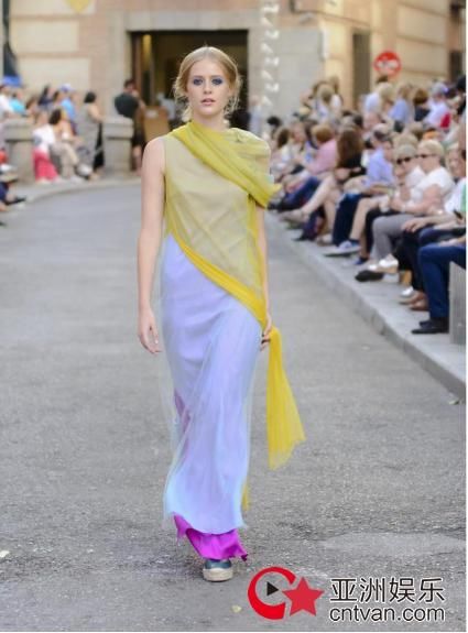 体会过手握极光的感觉吗？把华为P20拿在手里试试！