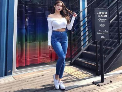 身材丰盈的紧身牛仔裤美女,线条轮廓特别养眼,非常显气质!