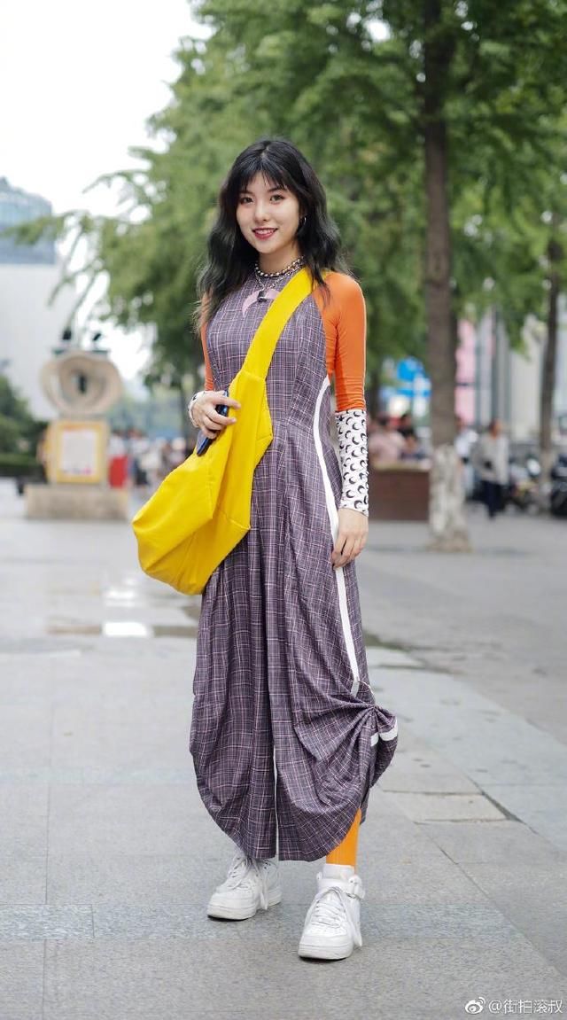 黄色系和红色系的搭配，让夏天除了黑白，又变成另一番光景了哦