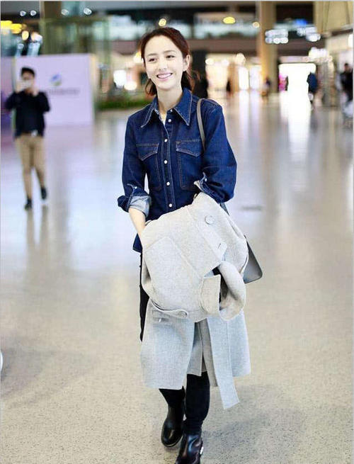 佟丽娅跟王鸥现身机场，一样的穿着，气质却相差太多