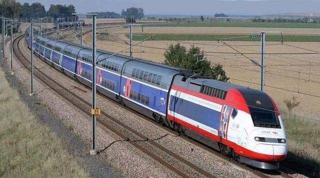 中国高铁双层动车组横空出世，指标超越新干线！