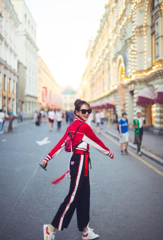 俄罗斯风情，就是要学戚薇随时舞动，美就在这一刹那间