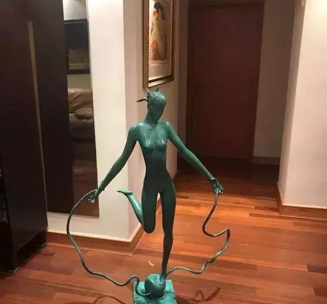 袁立回应“雕塑真假”怼华谊老总？网友：以后日子不好混了！