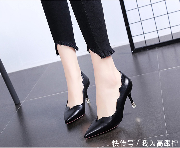 荷叶花边鞋口与小矮跟结合的古风高跟鞋
