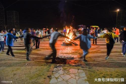 紧连城市的新疆库木塔格沙漠 堪称世界治沙“绿不退 沙不进”的奇