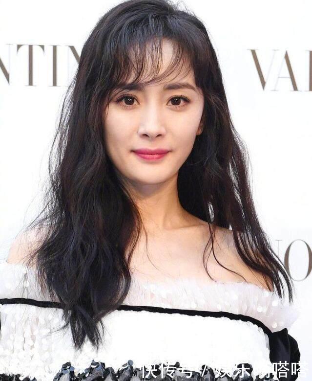 孙怡穿粉色短裙出席活动，这未修图下的大长腿可以和杨幂媲美了