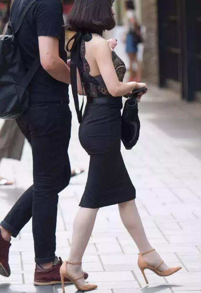 街拍：这样的小姐姐也有s曲线，优美弧线让人意外哦