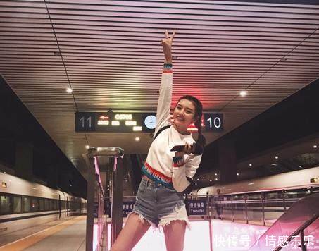 我天！这还是19岁宋祖儿么这腿简直了，网友关晓彤这下尴尬了