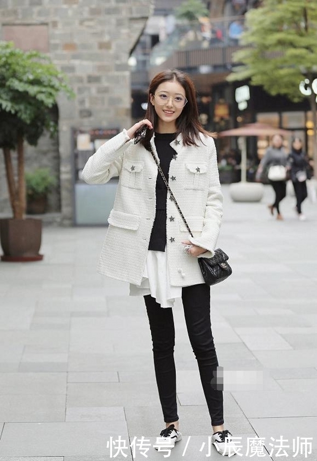  美女|路人街拍，小姐姐甜美又可爱，穿着黑色立领短裙，简洁又大方