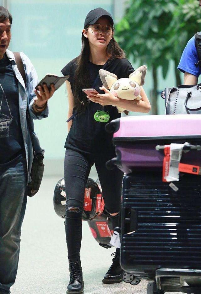 18岁欧阳娜娜素颜现身机场，离开修图化妆的她竟还能美成这样？