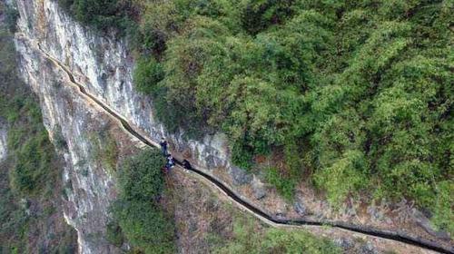 贵州８旬老人用36年时间，修建9400米崖壁水渠，当代愚公