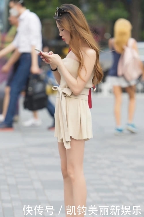  清爽|杏色裹胸连衣裙，清爽淡雅，彰显气质女神的迷人魅力