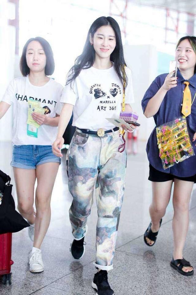 张碧晨不仅是实力歌者，还是艺术爱好者，网友：看她裤子就知道了