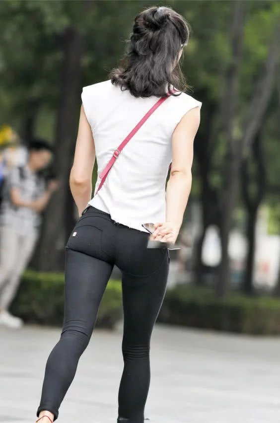 气质小姐姐亭亭玉立的身材,十分让人怜惜的样子。