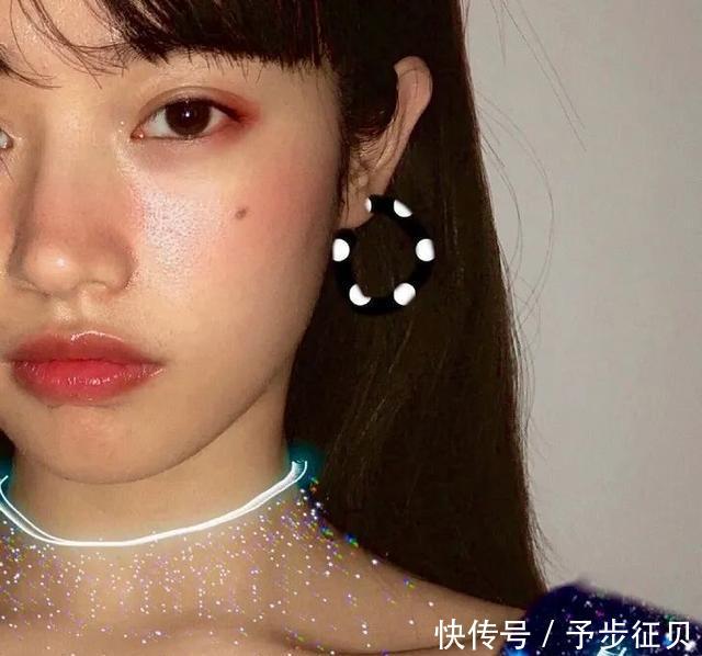 『饱和度』美人计|黑黄皮涂粉色口红有多惨烈,看看《青你》就知道了
