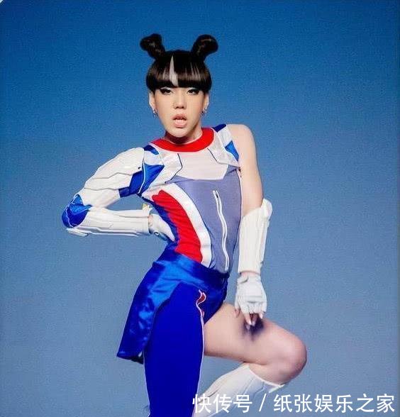 吴莫愁胆真大! 只穿半边裤子就敢上台, 网友: 搞不懂她怎么红的?