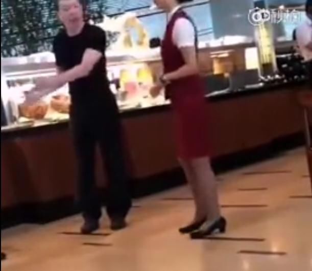 冯小刚陈年旧事遭扒，斥机场饭菜难吃，网友前后态度360度转变