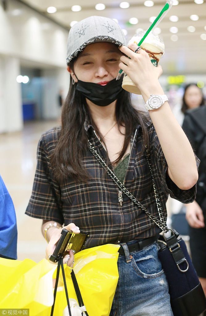 吴宣仪自曝拔智齿后口罩遮面低调赶路 捧咖啡猫腰疾走变调皮“吃