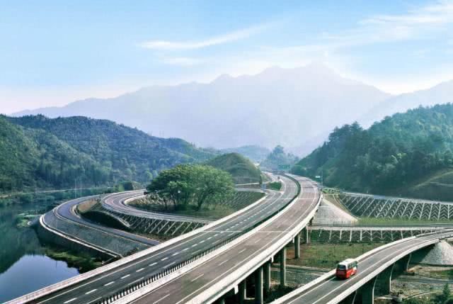  「汽车」高速路上汽车爆胎，停在应急车道换备胎，结果下高速发