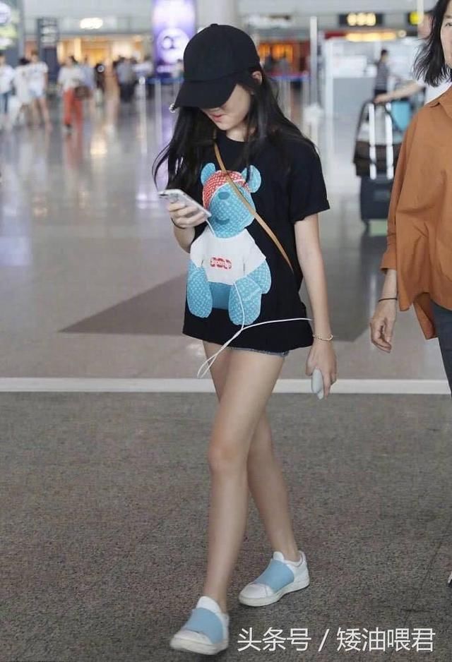 李亚鹏机场变身保镖，李嫣小小年纪腿就这么长，超模底子十足啊！