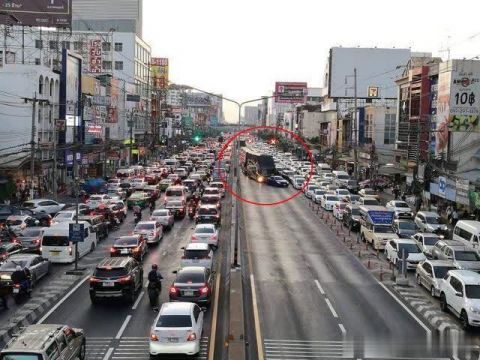 “泰”不文明 旅游大巴司机中途插道致堵长车