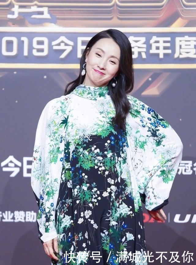 看起来■穿大翻领大衣把身材压垮,才48岁却老态尽显!,陶虹终于“翻车”