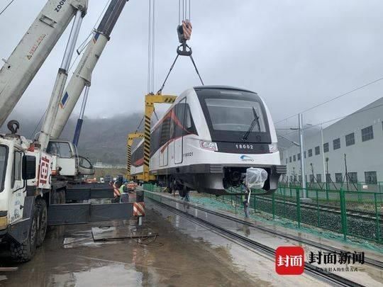  18号线一二期|“成都造”成都地铁18号线地铁列车顺利交付