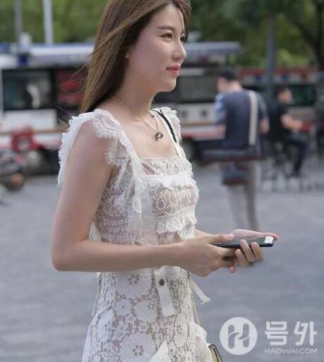 穿紧身装的小姐姐，展现凹凸有致的好身材，特别招人喜欢！