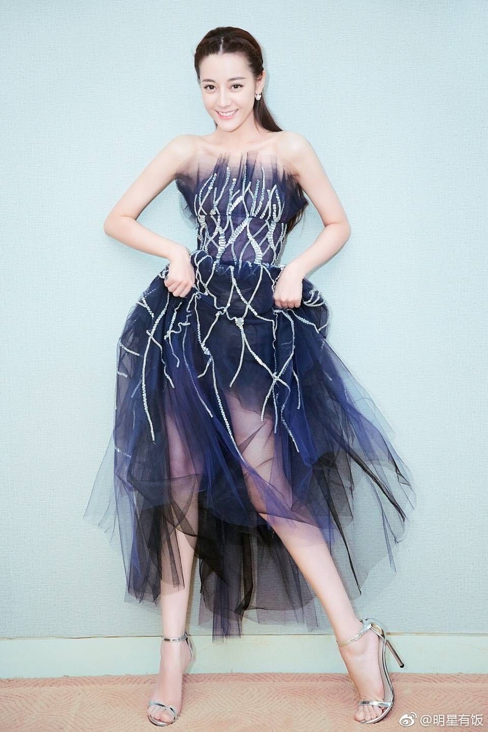 当迪丽热巴穿上高跟凉鞋，才知道什么才是真正的美腿玉足