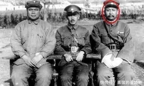  手握：他反叛冯玉祥投靠老蒋，手握重兵却不抗日，气得老蒋直接将其枪毙