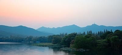 杨万里送别朋友，写下一首诗，赞美了大自然的美景