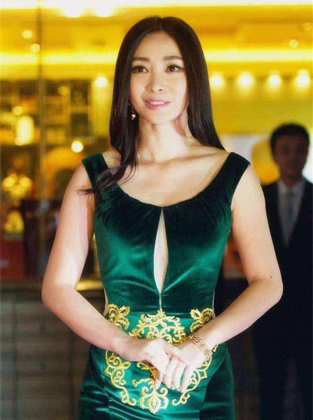 裙子中间开条缝，柳岩穿衣越来越有品位了，吸引力爆棚！