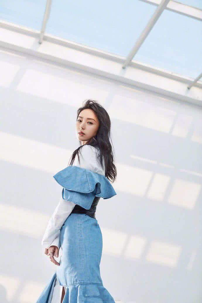 董璇衣品越来越好了！穿紧身鱼尾裙秀曲线，真不信她有36岁！