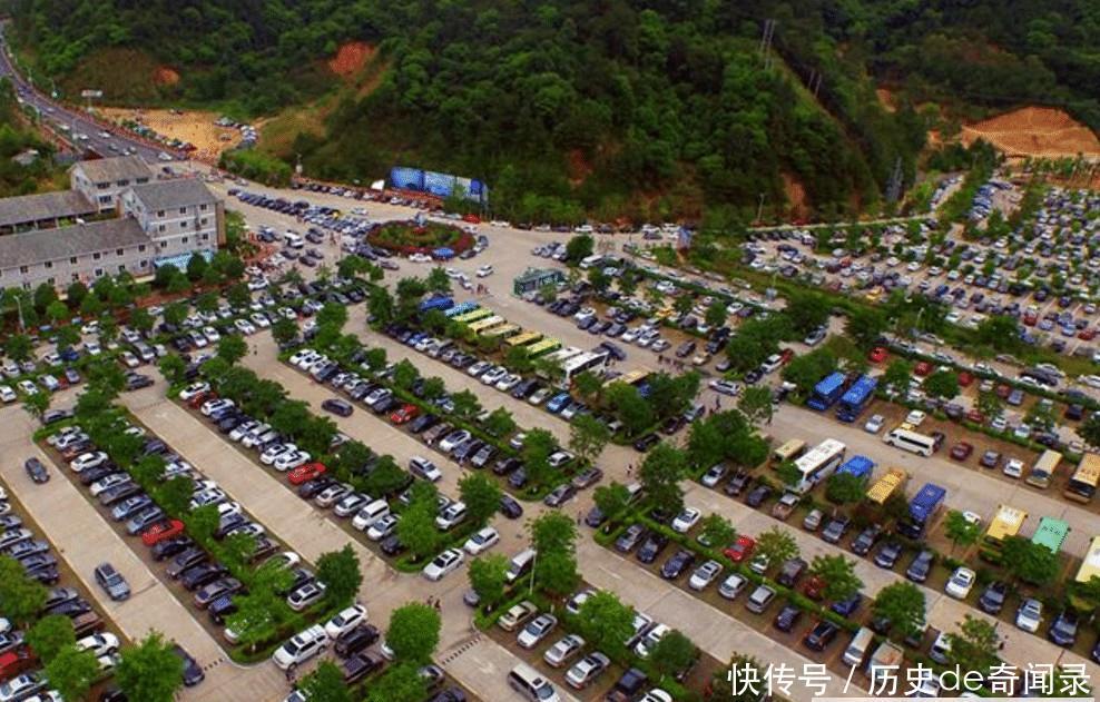 河南云台山自驾游游客太多，35万平米的停车场都不够用