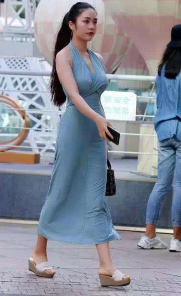 街拍: 丝滑的蓝色长裙, 彰显凹凸有致好身材, 十分提升气质