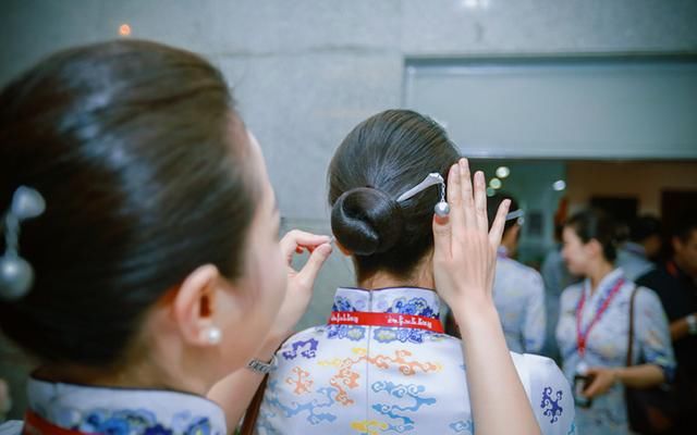 空姐们穿上青花瓷配色旗袍，海南航空首次采用旗袍作为工服