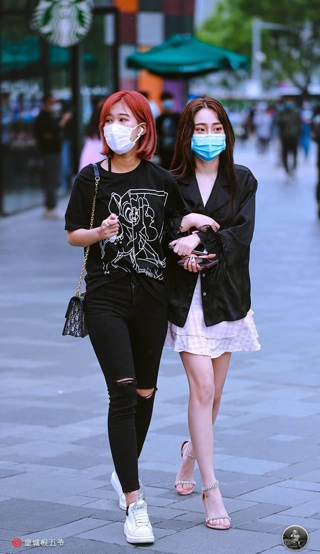 「美女们」街拍:追寻时尚没有任何的限制,时尚达人们的穿衣搭配充满了活力