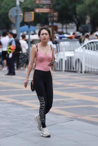 时髦个性的打底裤搭配，让你看起来更加迷人漂亮！