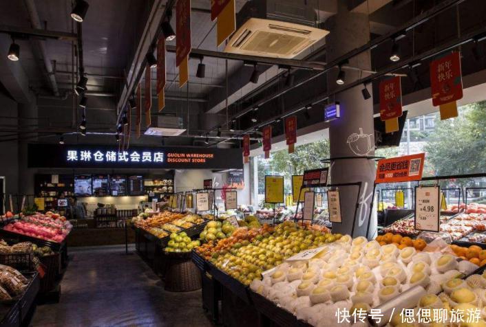 中国游客来到越南，忍不住要付款买沉香，立刻被导游制止