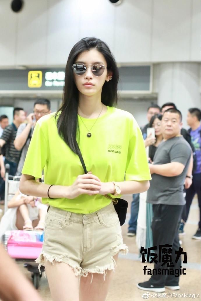 奚梦瑶的短裤这么紧，还要把裤口撕开，网友:真想把她腿上毛拔掉