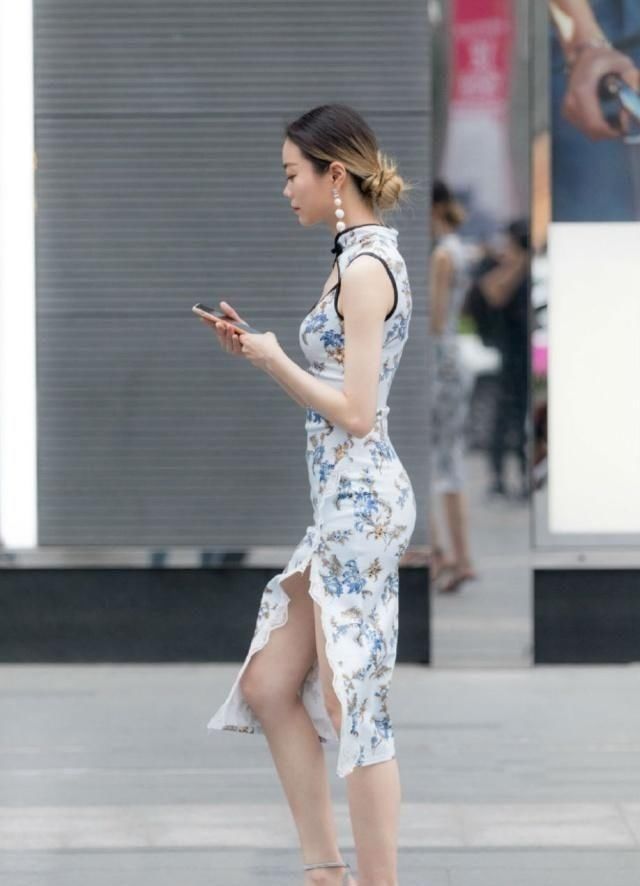  时尚：路人街拍，小姐姐有一股清纯美