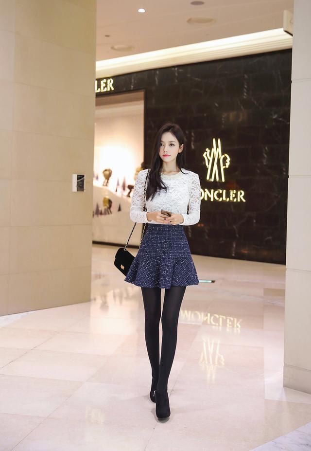 秋天想要展露大长腿，那必须是百褶裙搭配黑丝袜、高跟鞋!