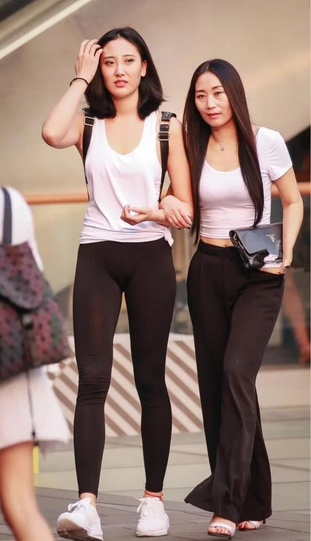 靓丽女神白色背心搭配黑色紧身裤，时尚的修身穿搭，秀出好身段