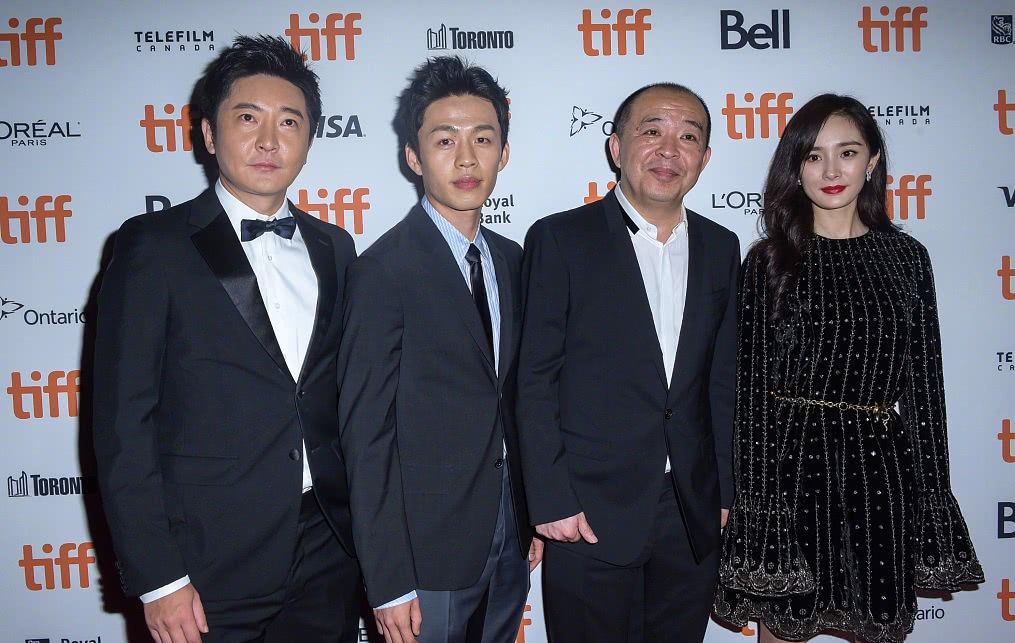 离开精修的杨幂，满脸油光大红唇老态尽显，右脸松弛比左脸大一圈