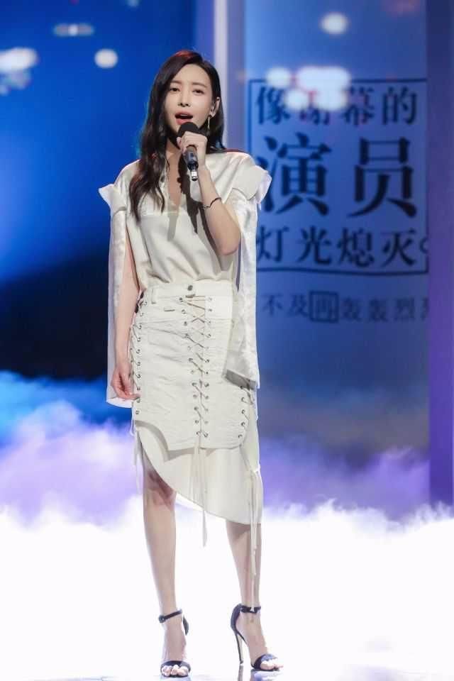 于文文的颜值太有“攻击性”了，无论穿裙装还是长裤都自带霸气！