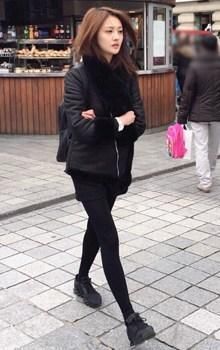 同样是街拍，赵丽颖和杨幂根本无法跟她相提并论!