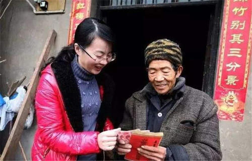 500万农村干部该笑醒了，以后村干部的工资财政发，堪比公务员