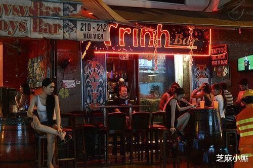  #无疑还#中越边境的美女小贩，什么都敢卖，却有样东西让中国男性接受不来