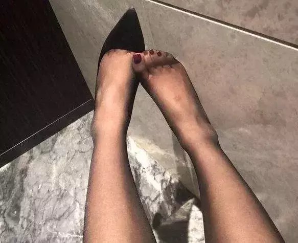 时尚的尖头高跟鞋, 配以精巧的设计, 将修长的双脚展现的淋漓尽致