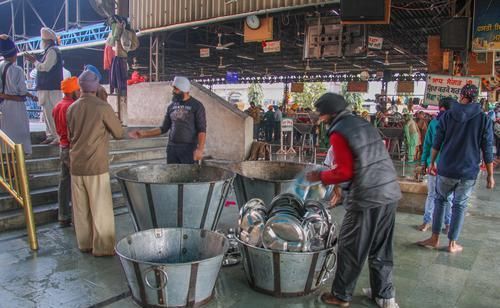 印度有座神圣的金庙，为所有人提供免费吃住，深受西方游客欢迎